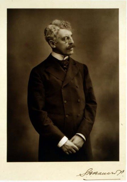Sir Squire Bancroft (1841-1926), aktor i kierownik teatralny, fotografia portretowa (zdjęcie czarno-białe) autorstwa Studio Walery