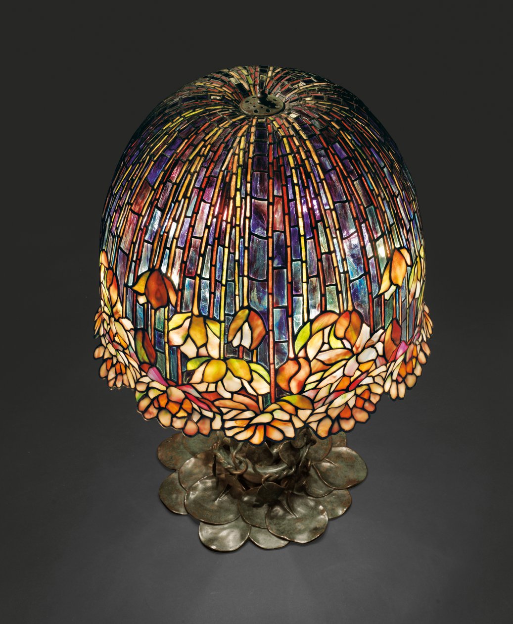 Lampa stołowa „Pond Lily”, ok. 1903 (szkło ołowiowe i patynowany brąz) autorstwa Studios Tiffany