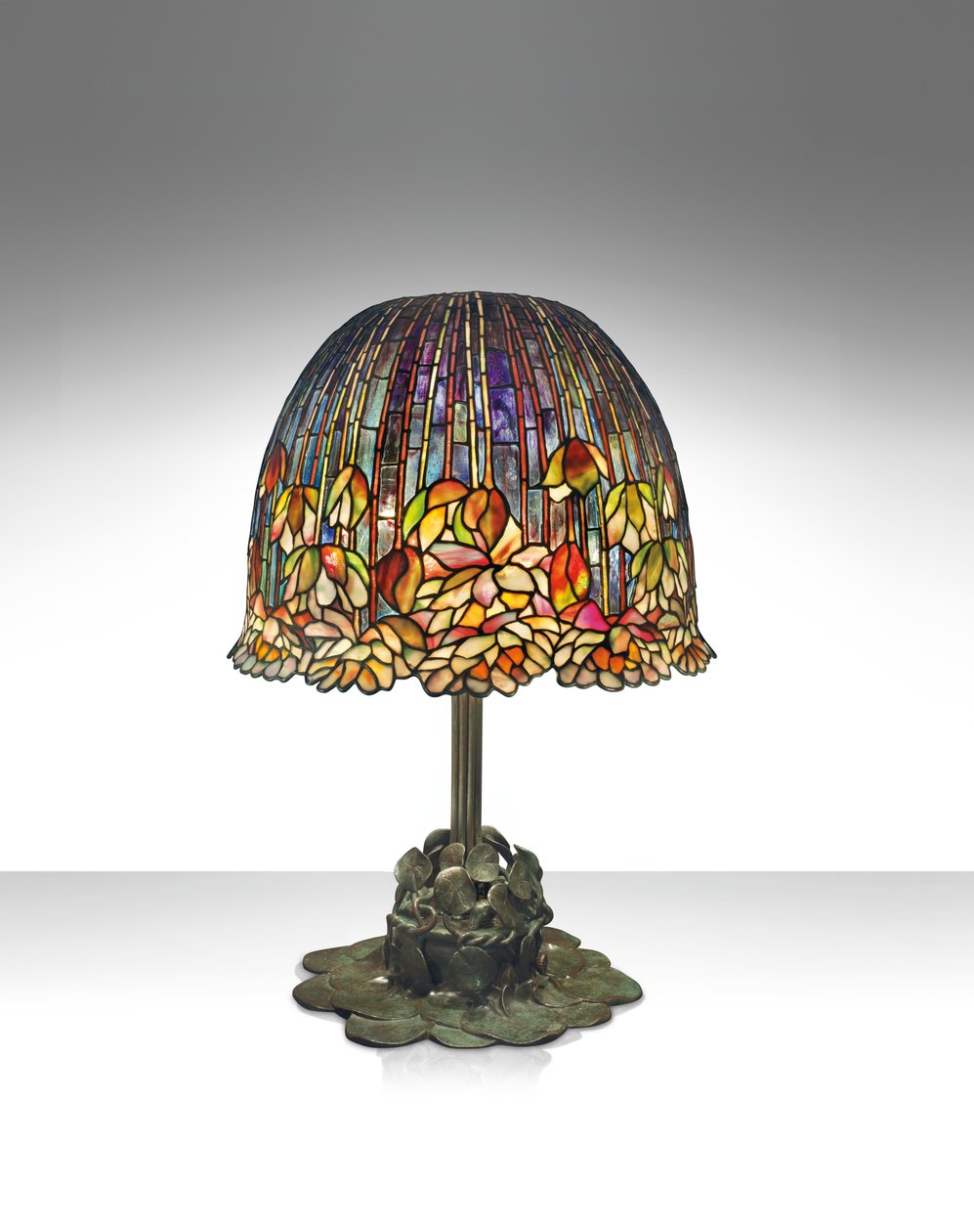 Lampa stołowa „Pond Lily”, ok. 1903 (szkło ołowiowe i patynowany brąz) autorstwa Studios Tiffany