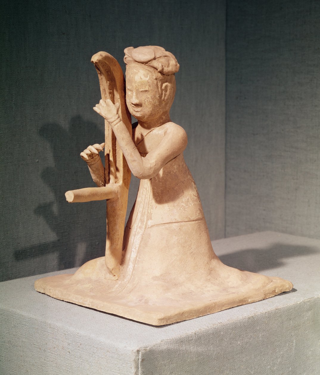 Siedzący muzyk grający na harfie (malowana terakota) autorstwa Sui Dynasty Chinese School