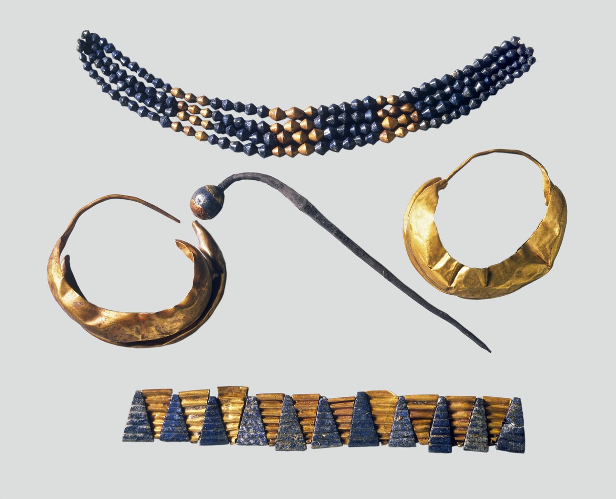 Sumeryjska biżuteria z jednego ze słynnych „Dołów Śmierci” na Królewskim Cmentarzu w Ur w Iraku, ok. 2500 pne (złoto i lapis lazuli) autorstwa Sumerian