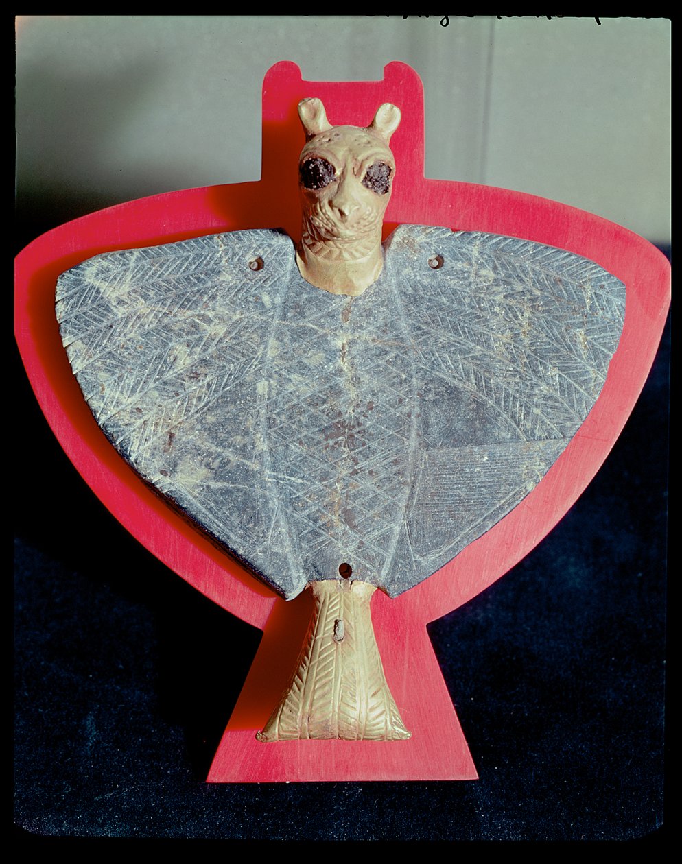 Napierśnik w kształcie orła z głową lwa, z Tell Hariri (starożytne Mari) ok. 2500 pne (złoto, miedź, bitum i lapis lazuli) autorstwa Sumerian