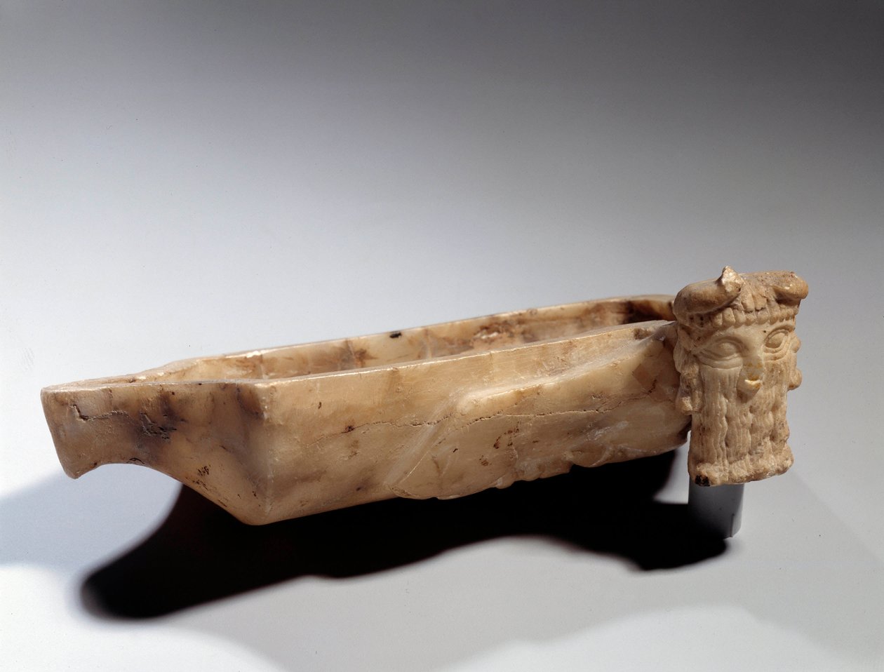Sztuka Mezopotamii: Lampa ozdobiona bykiem androcefal (w albatre) Okres sumeryjski (około 2400 pne). Paryż, Musee du Louvre autorstwa Sumerian Mesopotamian School