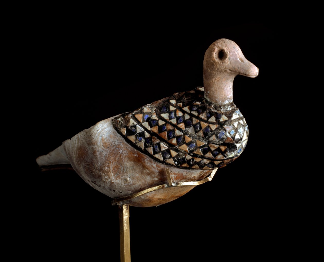 Dolna Mezopotamia, Irak, Sztuka Sumeryjska: lampa w kształcie kaczki wykonana z muszli inkrustowanej lapis lazuli, czerwonym wapieniem i masą perłową. 3000 PNE. Słońce. l. 21 cm Bagdad, Narodowe Muzeum Iraku autorstwa Sumerian Sumerian