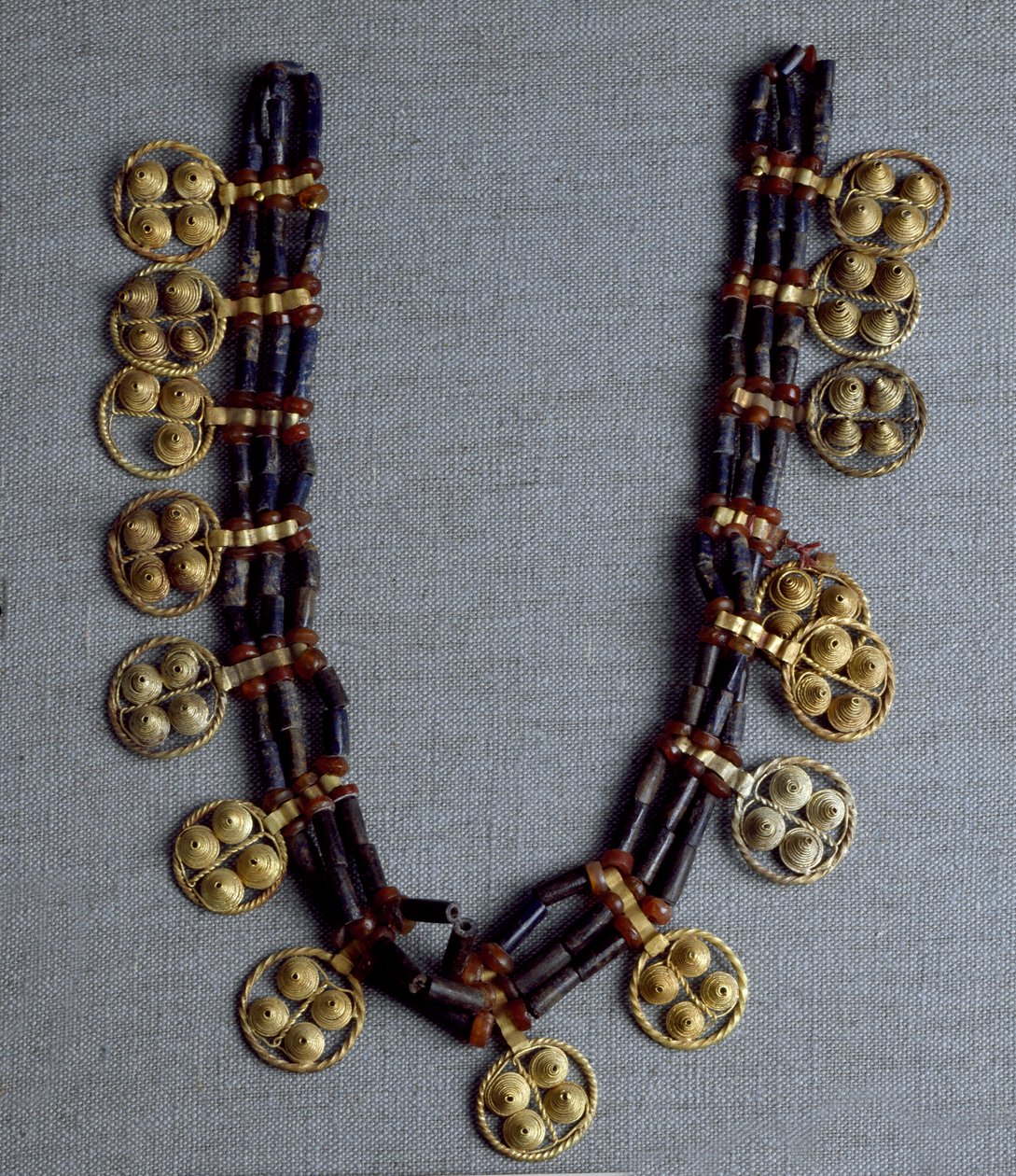 Sztuka sumeryjska: naszyjnik ze złotymi wisiorkami i koralikami lapis lazuli używanymi do ślubu. Z grobów królewskich w miejscu Ur. 2600-2500 p.n.e. Ciemny. 41 cm Narodowe Muzeum Iraku Bagdad autorstwa Sumerian Sumerian