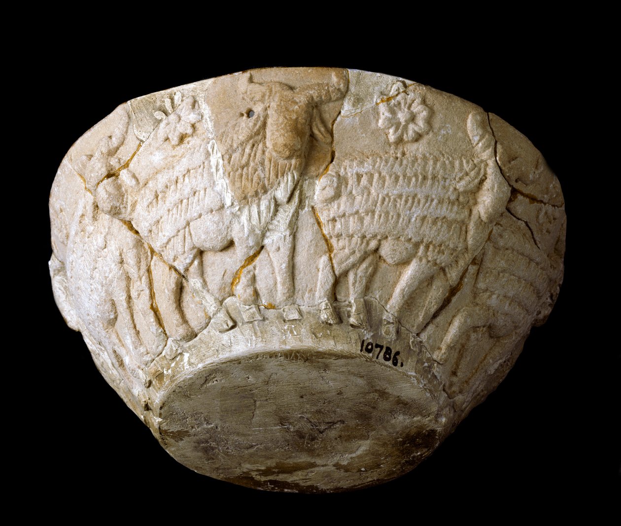 Sztuka sumeryjska: wapień wyrzeźbiony z płaskorzeźb beliers. 3000 PNE. Wymiary 9 x średnica 22 cm Bagdad, Narodowe Muzeum Iraku autorstwa Sumerian Sumerian