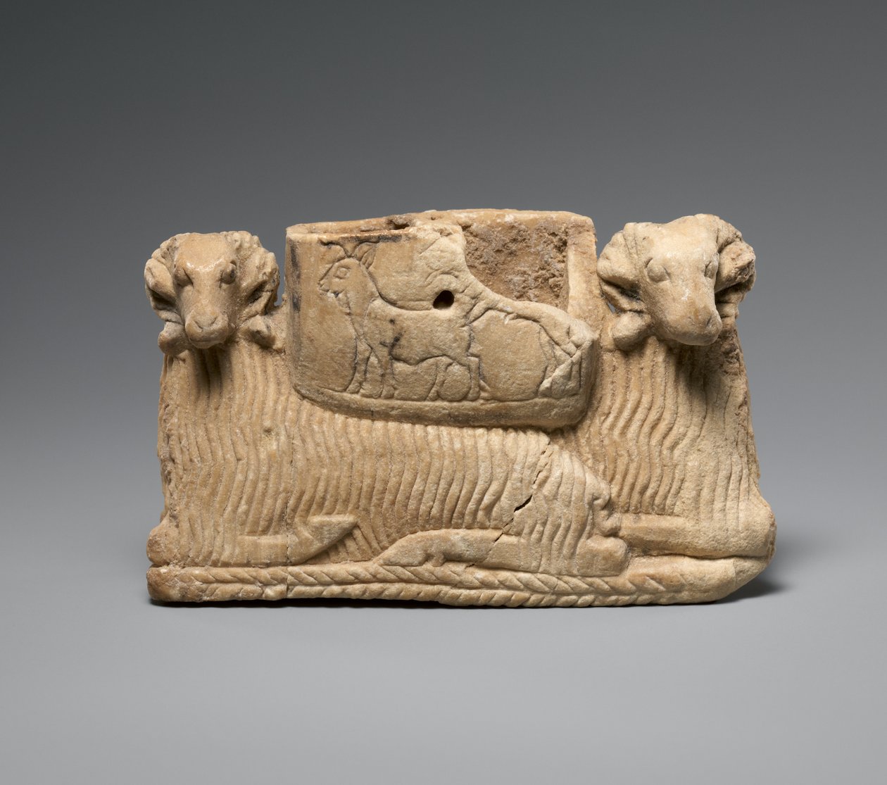 Statek wsparty na dwóch baranach, ok. 1930 r. 2600-2500 pne (alabaster gipsowy) autorstwa Sumerian Sumerian