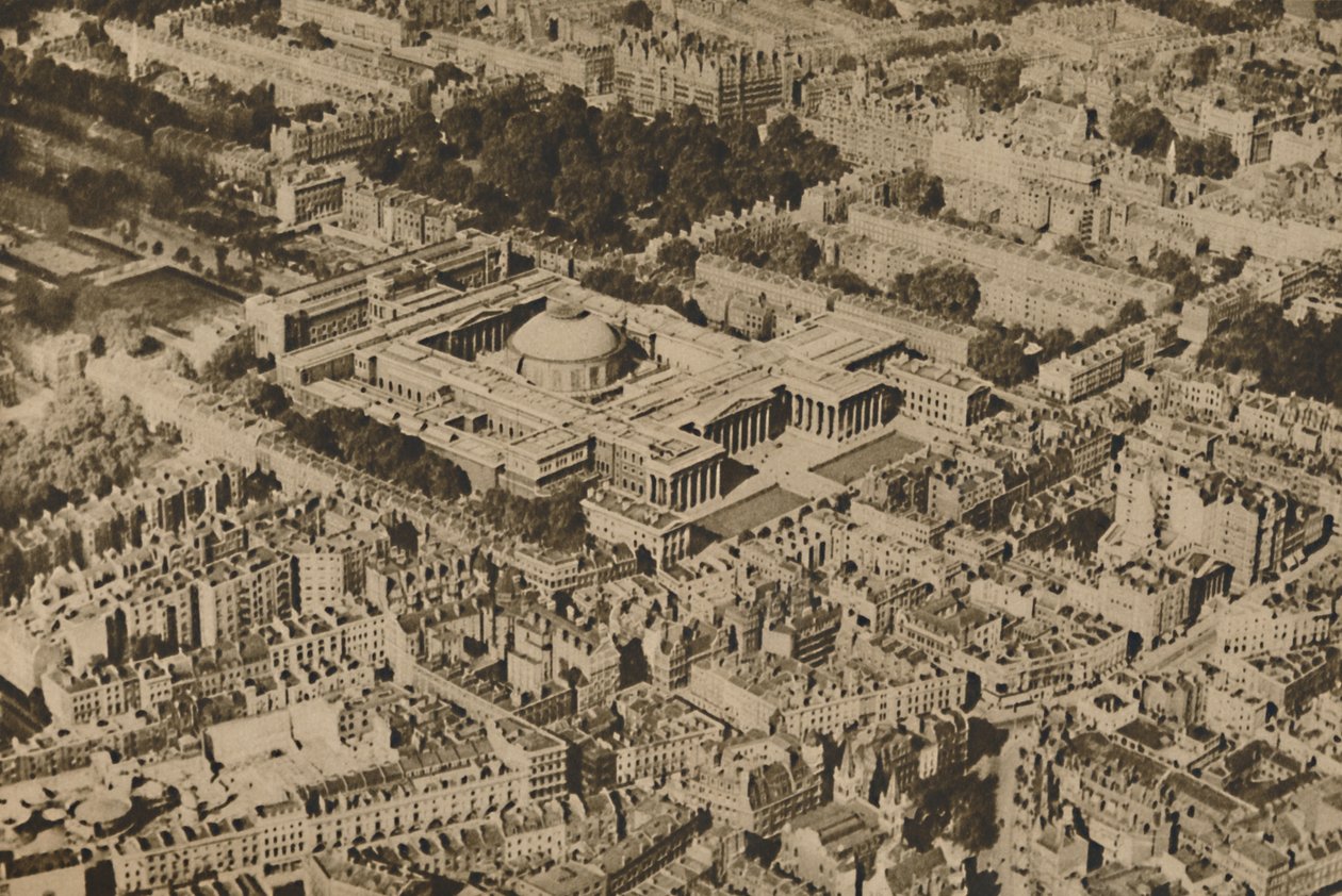„Nowy widok Muzeum Brytyjskiego otoczonego gęstymi drzewami Bloomsbury”, c1935. autorstwa Surrey Flying Services