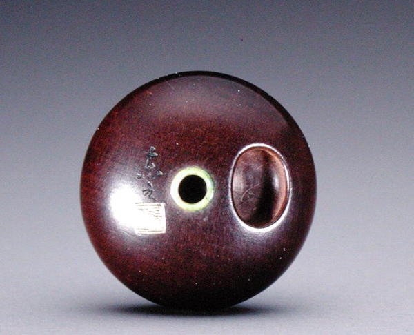 Mała miska na jałmużnę, ok. 1880-1900 (drewno inkrustowane jeleniem szlachetnym, metal i lakier) (zob. też 195423) autorstwa Suzuki Tokuku