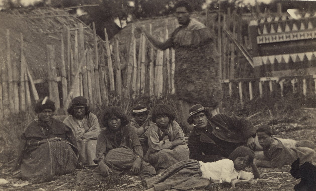 W Pawhakiro Pa, Hawkes Bay, Nowa Zelandia, ok. 1865 (druk albumowy) autorstwa Swan and Wrigglesworth