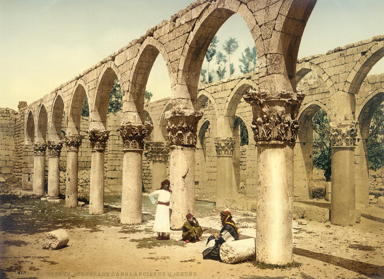 Starożytny meczet, Baalbek, ok. 1880-1900 (fotochrom) autorstwa Swiss Photographer