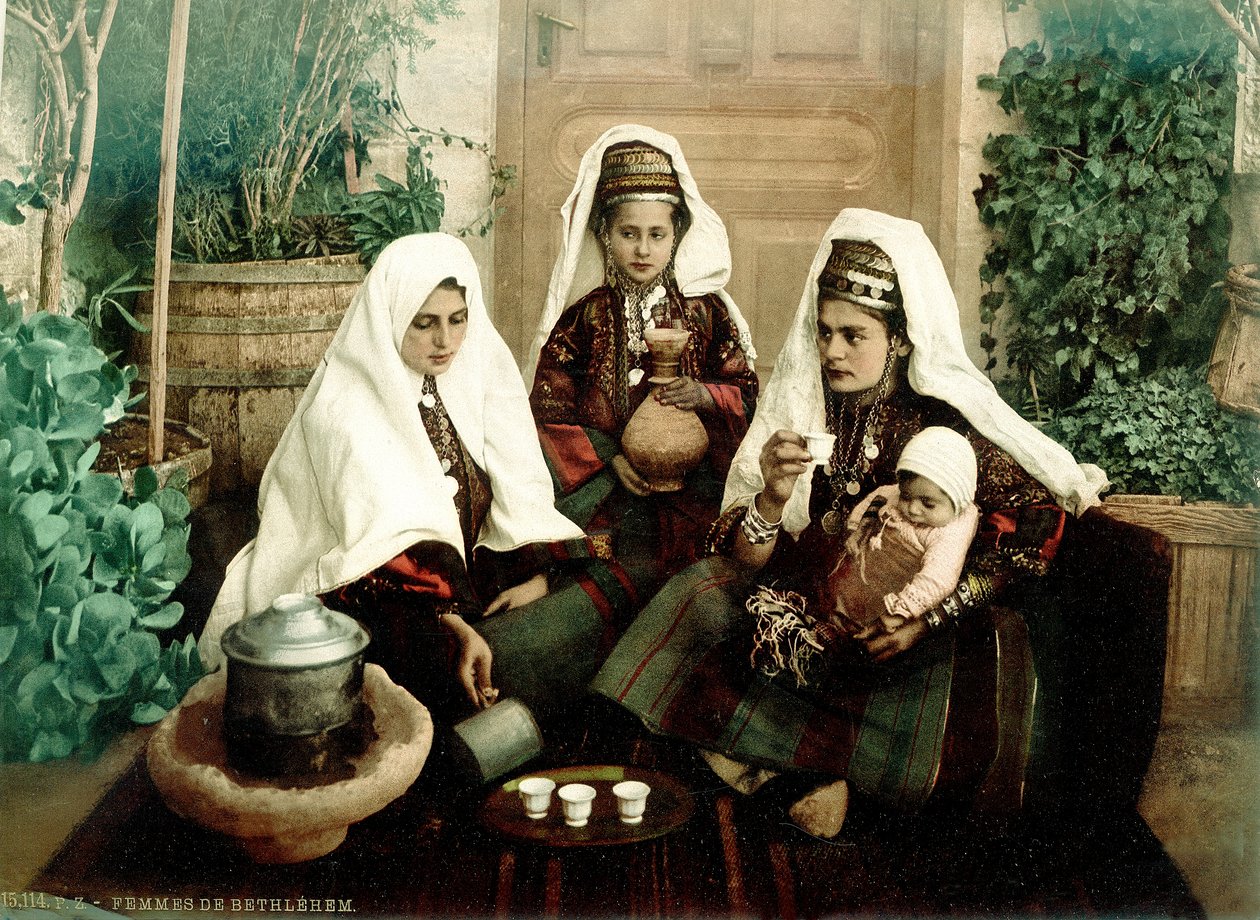 Grupa Arabek z Betlejem pijących kawę, ok. 1880-1900 (fotochrom) autorstwa Swiss Photographer