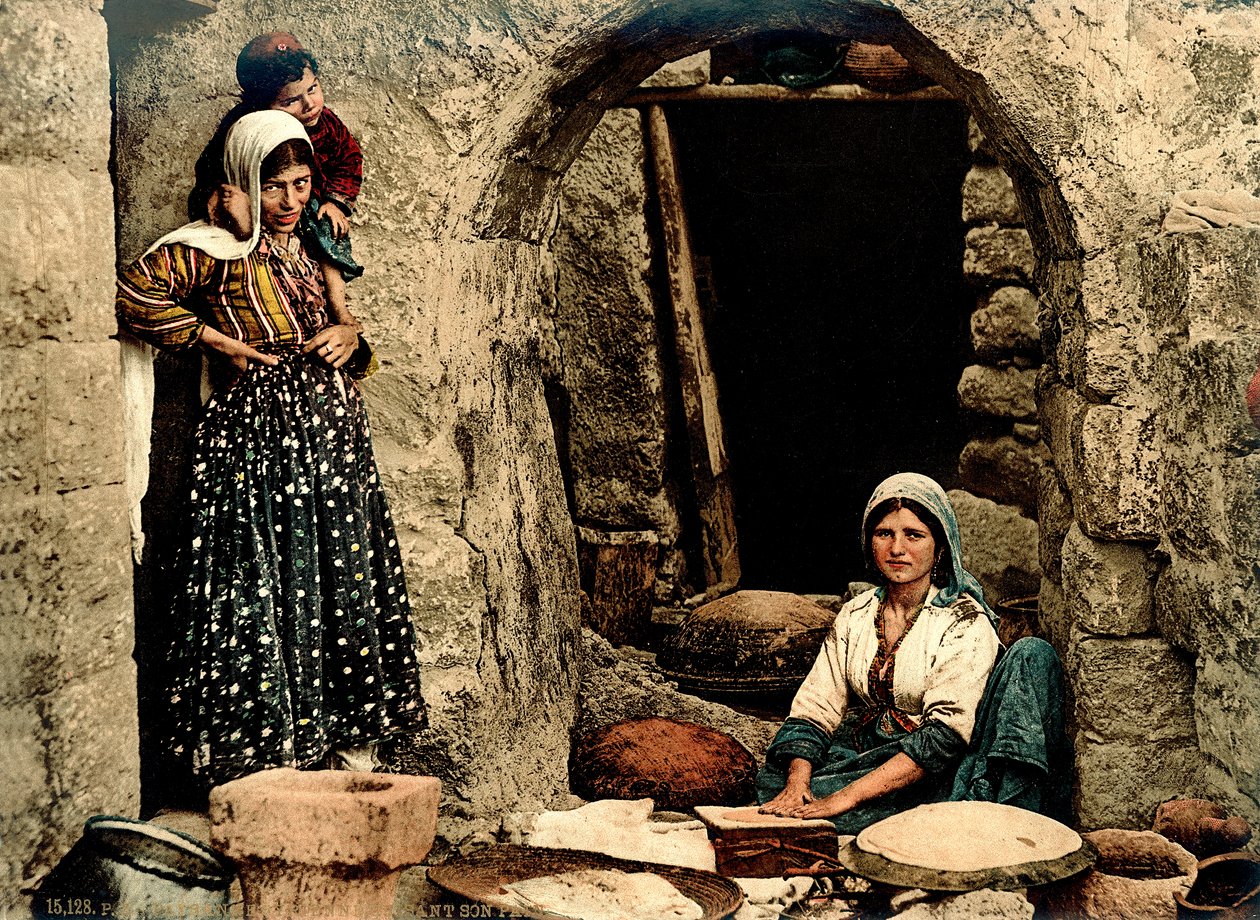 Libańskie kobiety wypiekające chleb przed domem, ok. 1880-1900 (fotochrom) autorstwa Swiss Photographer
