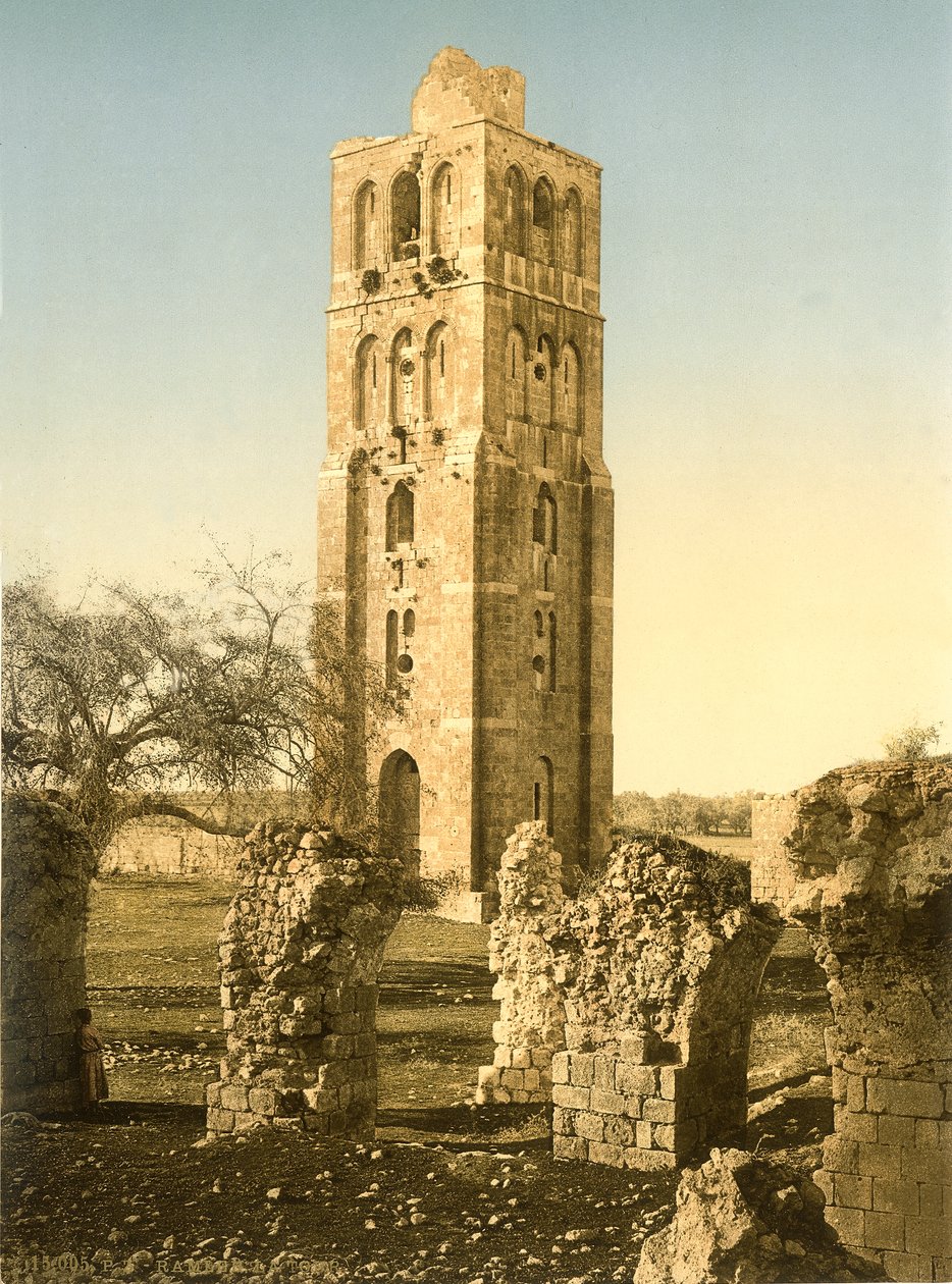 Wieża meczetu Ramleh ze zrujnowanymi sklepieniami na pierwszym planie, ok. 1880-1900 (fotochrom) autorstwa Swiss Photographer