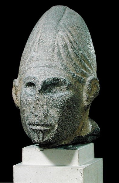 Głowa syryjskiego boga, z Jabbil, północna Syria, ok. 1700-1600 pne (bazalt) (patrz też 231225) autorstwa Syrian Syrian
