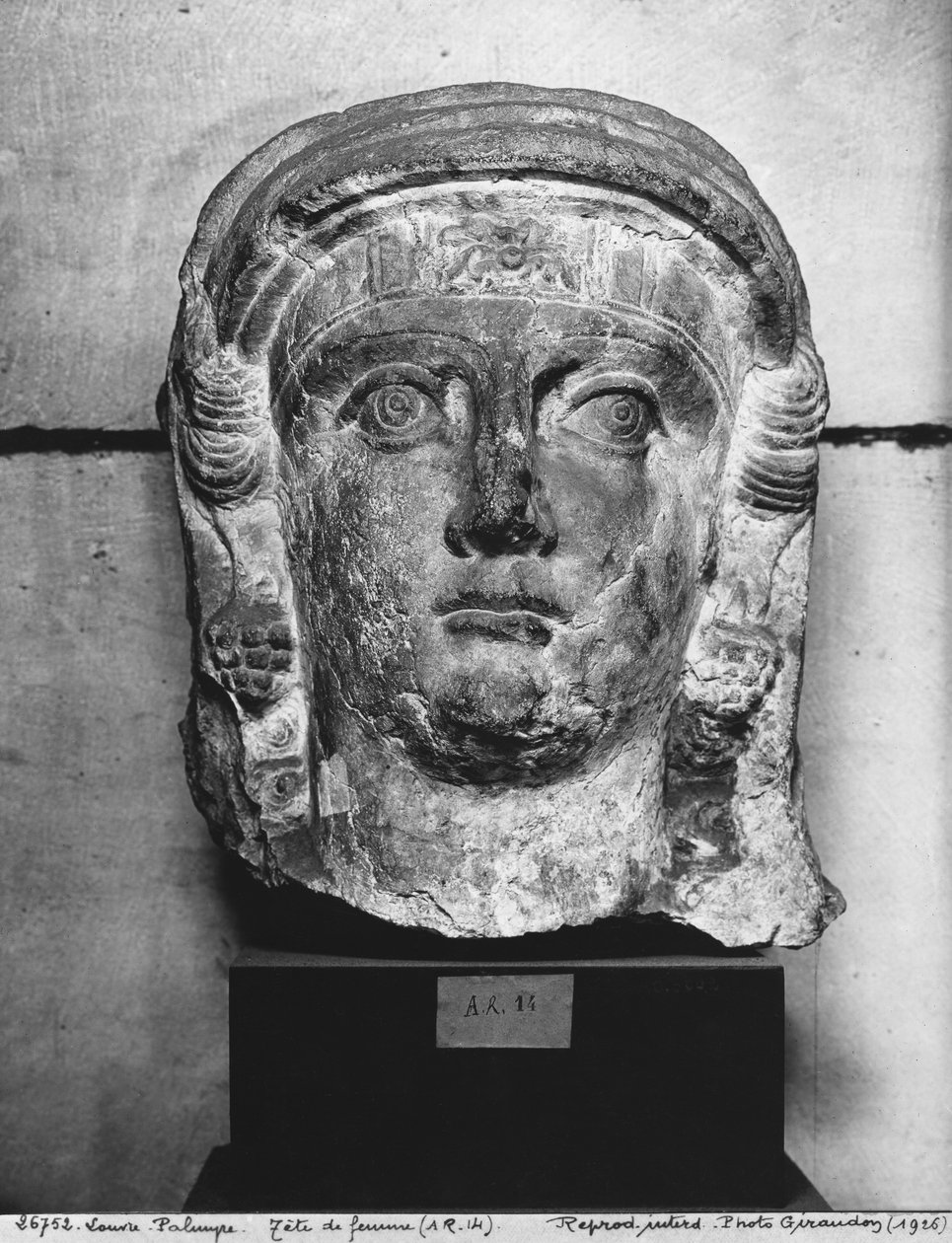 Głowa damy z Palmyry, połowa II w. n.e. (kreda różowa) autorstwa Syrian