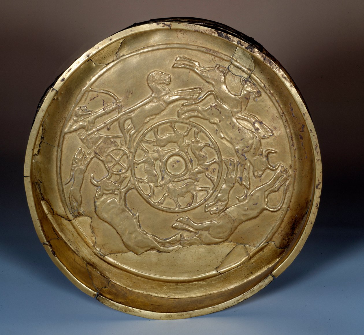 Sztuka Wschodu: polowanie na patere w złocie, ok. 1200 p.n.e. zrealizowany w Syrii. Paryż, Musee du Louvre autorstwa Syrian Syrian