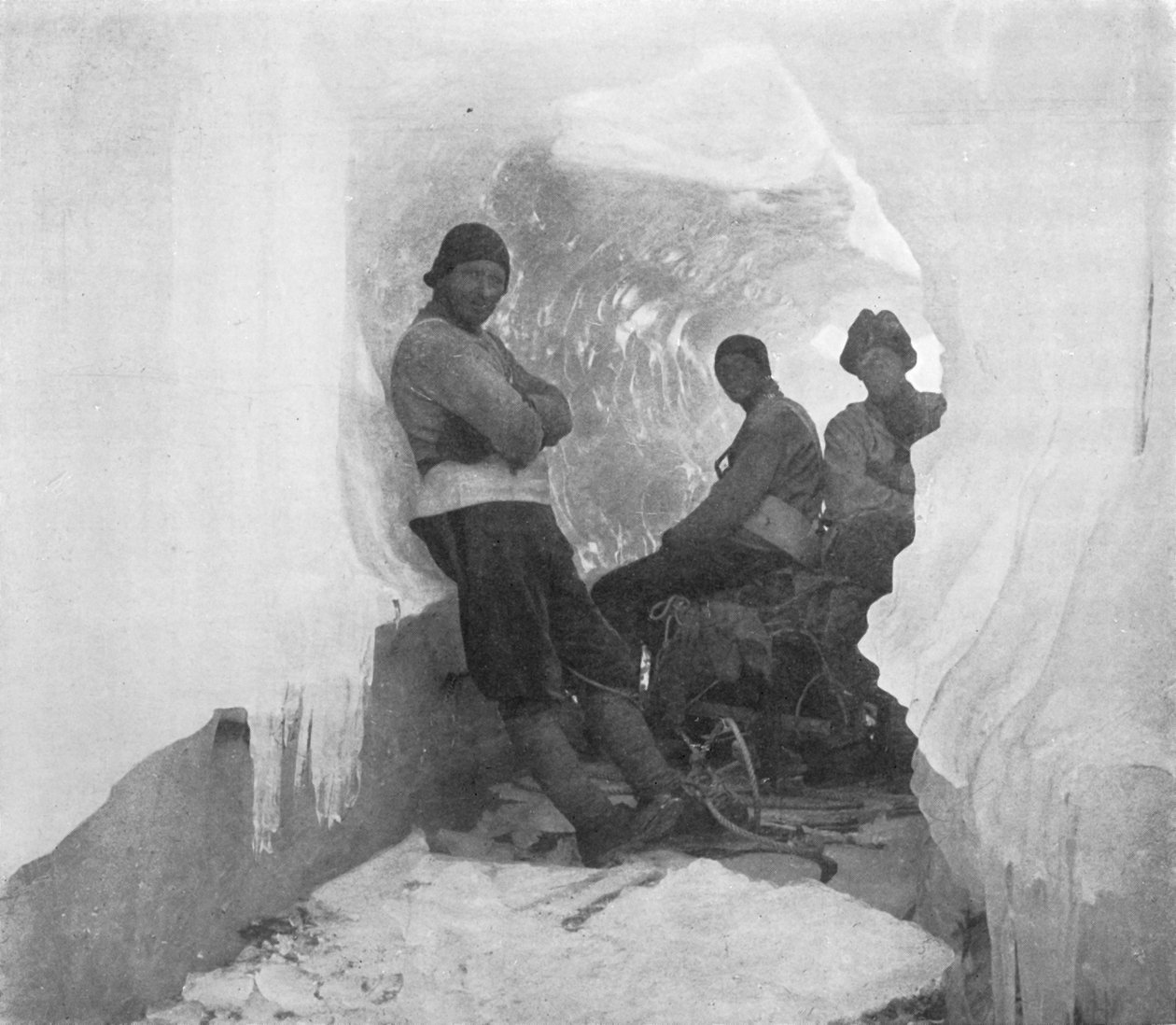 Pierwsza partia zachodnia w naturalnym tunelu lodowym, c1911, 1913 autorstwa T. Griffith Taylor