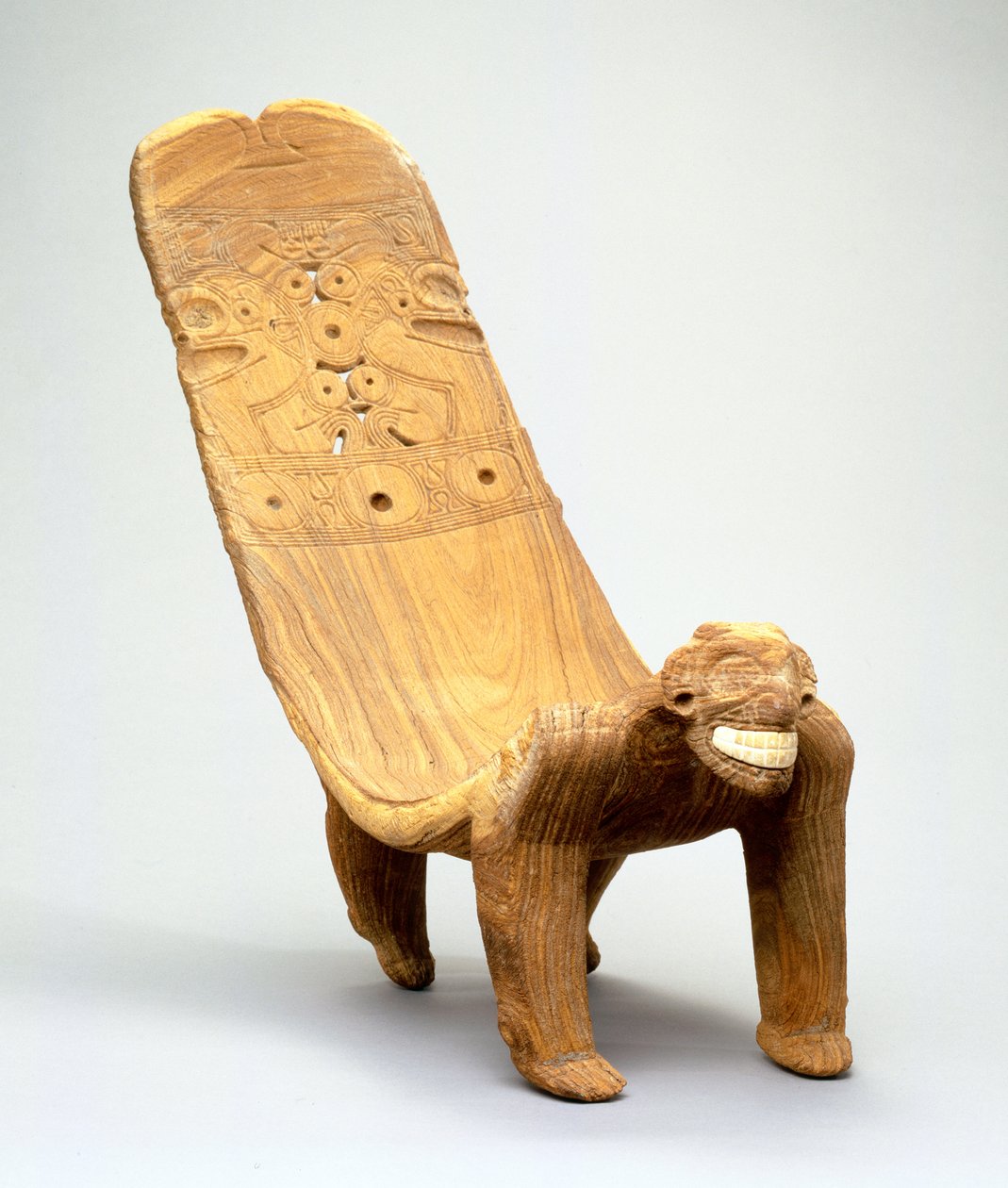 Duho (drewno i kość manata) autorstwa Taino Culture