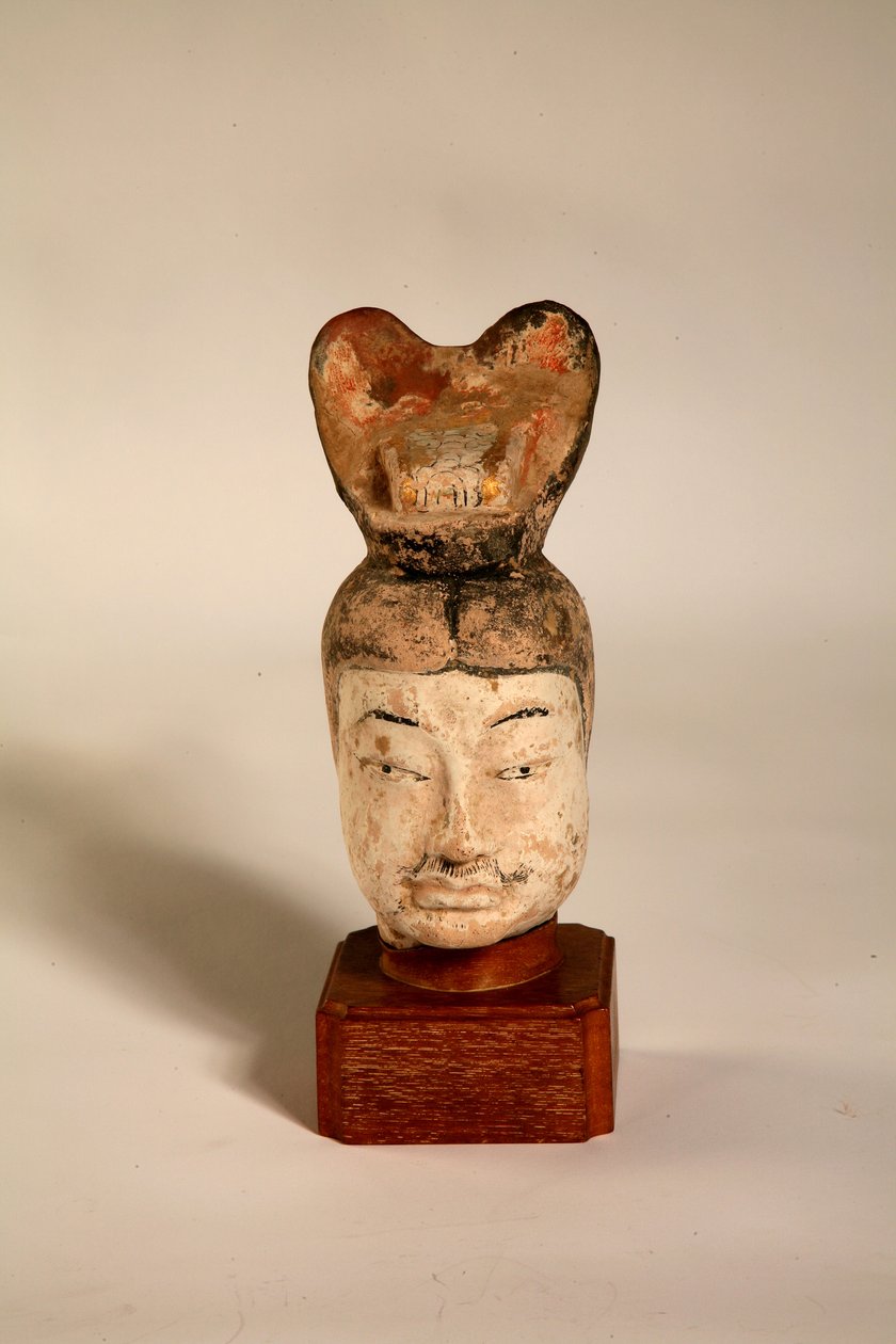 Głowa urzędnika cywilnego na europejskim drewnianym stojaku, z grobowca w północnych Chinach, 618-705 (czerwona ceramika) autorstwa Tang Dynasty Chinese School