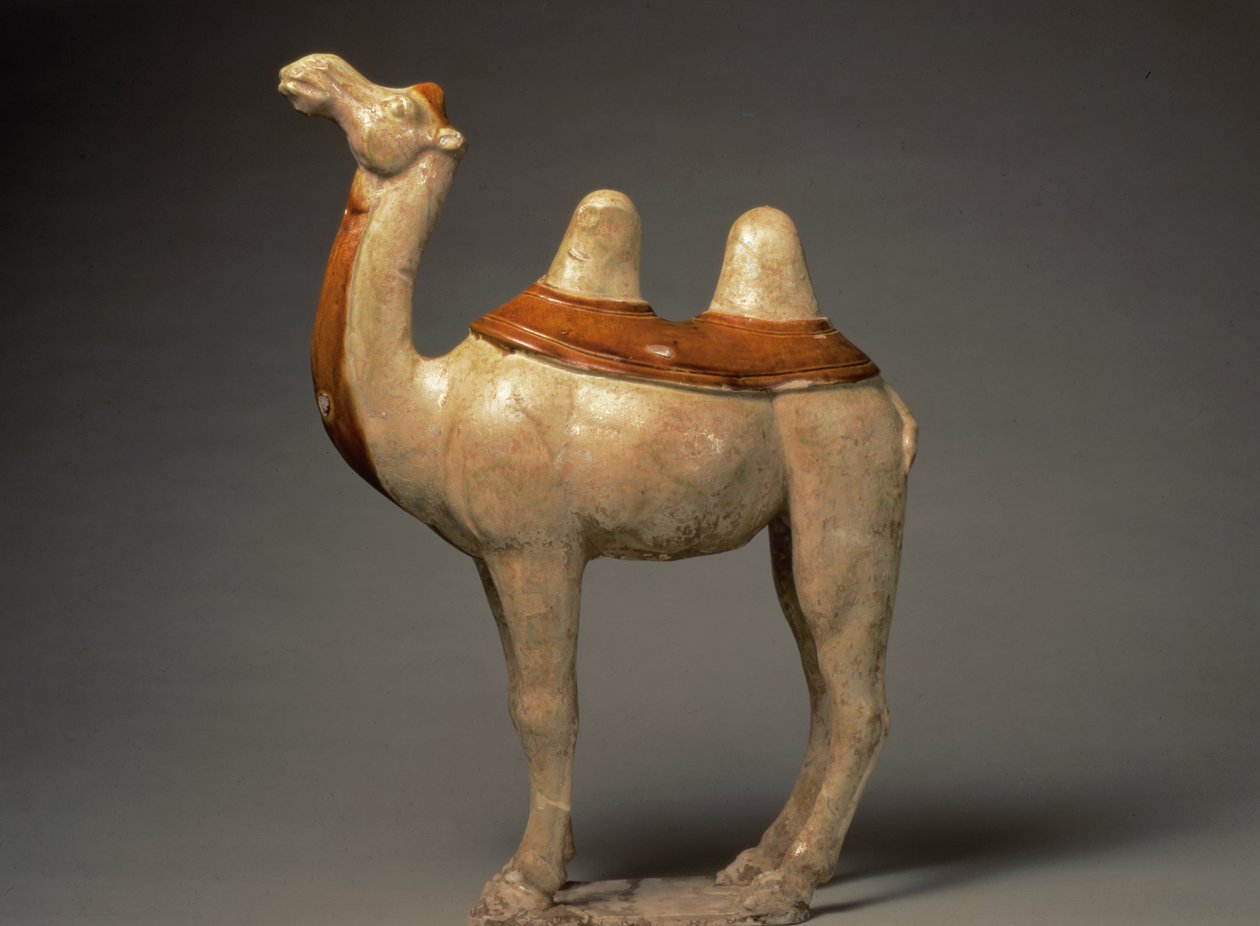 Model ceramiczny stojącego wielbłąda, chiński, dynastia Tang, 618-906 (ceramika) autorstwa Tang Dynasty Chinese School