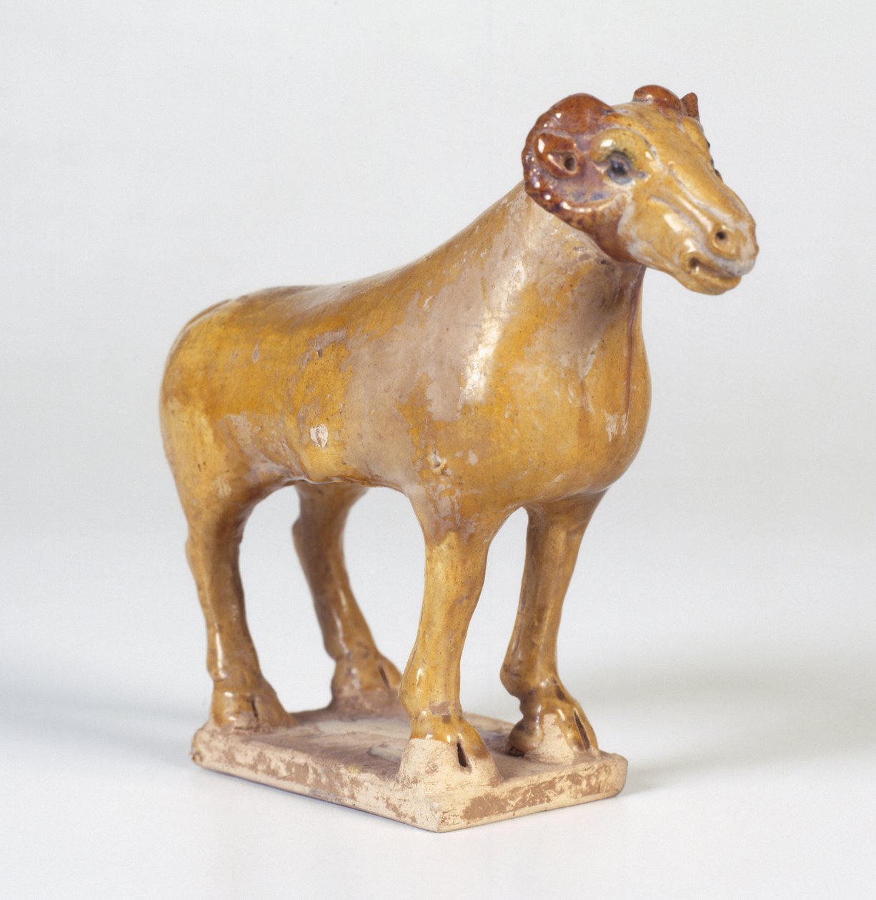 Tomb Figure, Ram, dynastia Tang, 618-907 AD (naczynia gliniane z ołowianą żółtą glazurą) autorstwa Tang Dynasty Chinese School