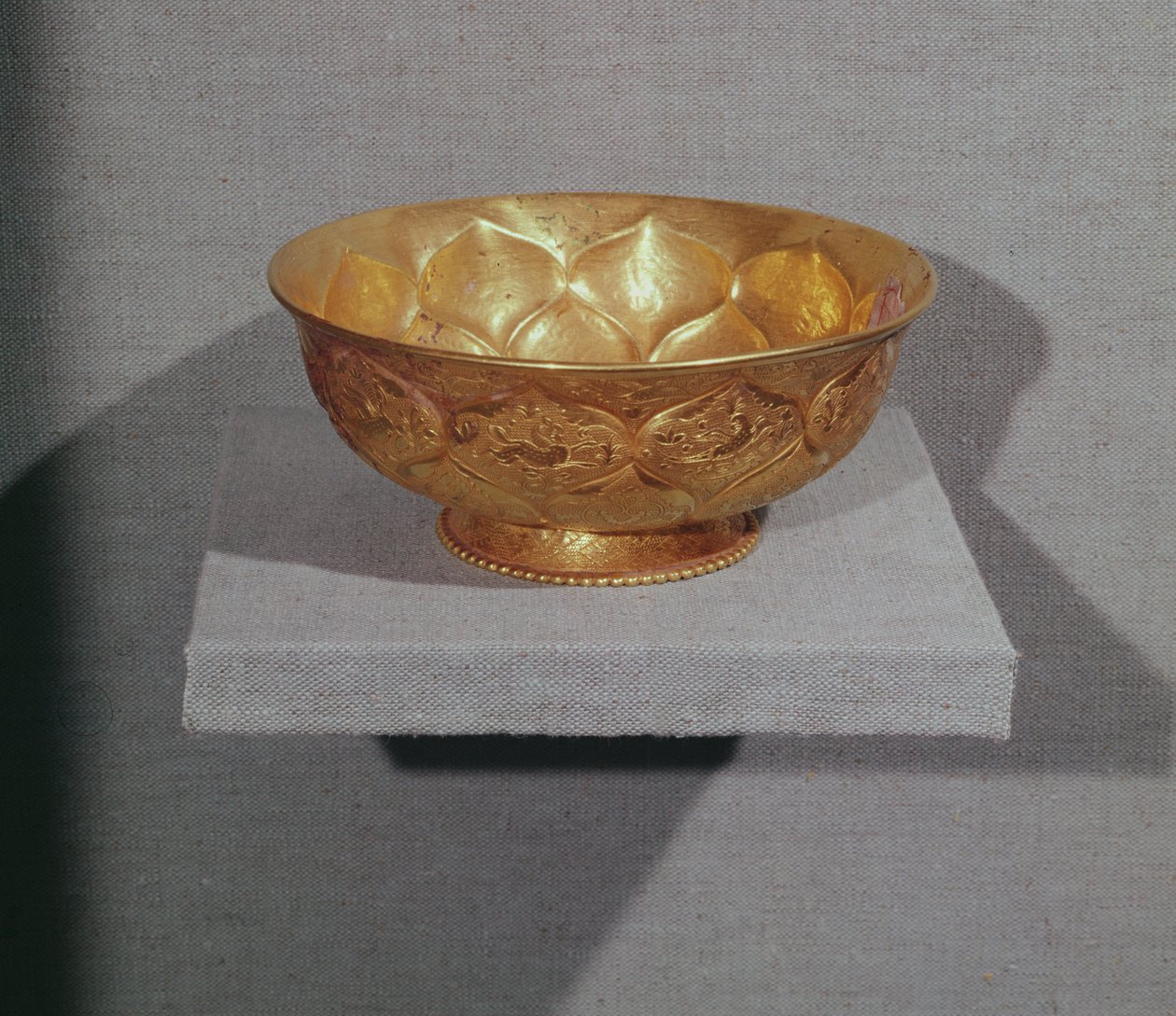Misa ozdobiona tłoczonymi płatkami lotosu (złoty) autorstwa Tang Dynasty Chinese School