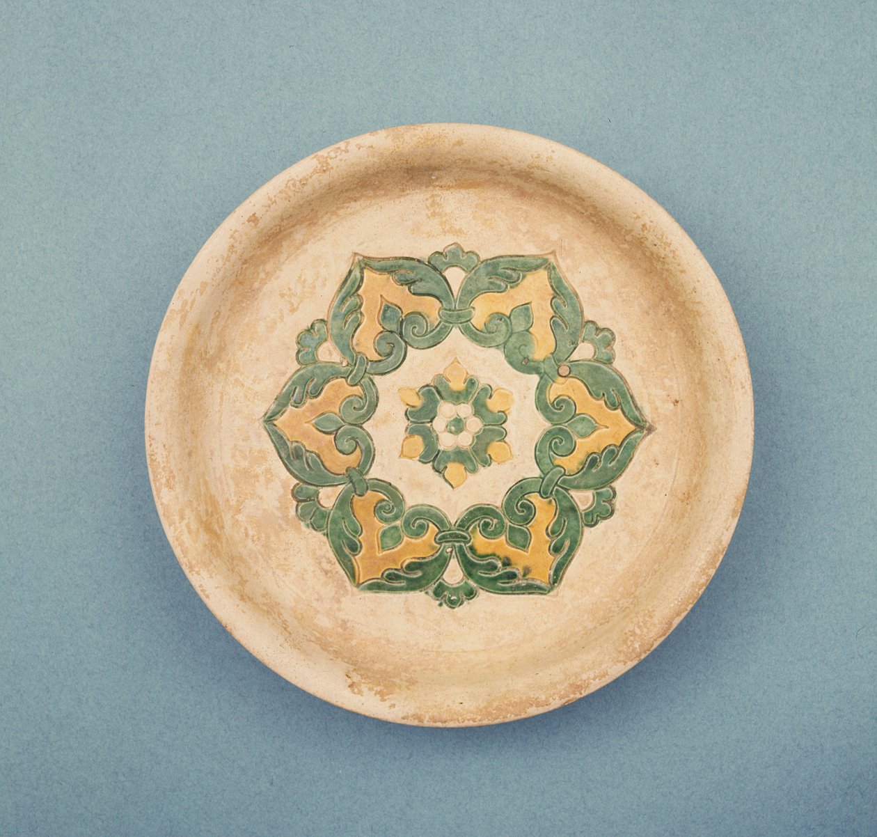 Chińska półmisek na ofiary, z naciętymi liniami zapobiegającymi powstawaniu koloru, Dynastia Tang, 618-906 (ceramika) autorstwa Tang Dynasty Chinese School
