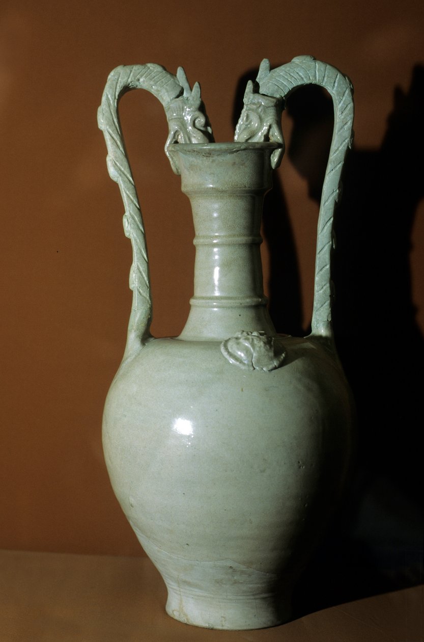 Waza z białą glazurą, podwójne uchwyty smoka, ozdobione kwiatami w reliefie na brzuchu, 618-907 autorstwa Tang Dynasty Chinese School