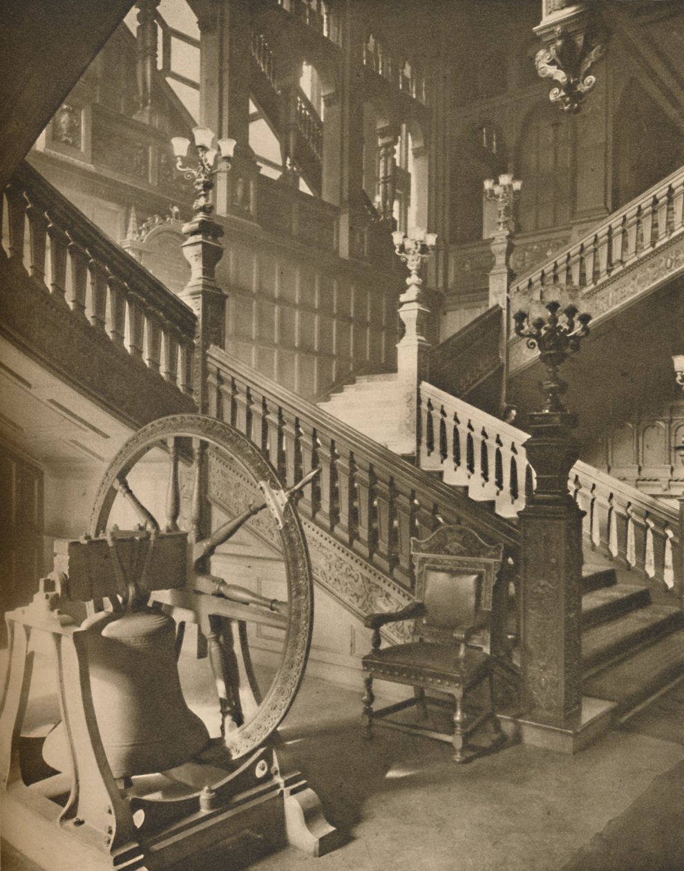 Wspaniałe schody hali spożywczej i wielki dzwon flamandzki o imieniu Martin, c1935. autorstwa Taylor