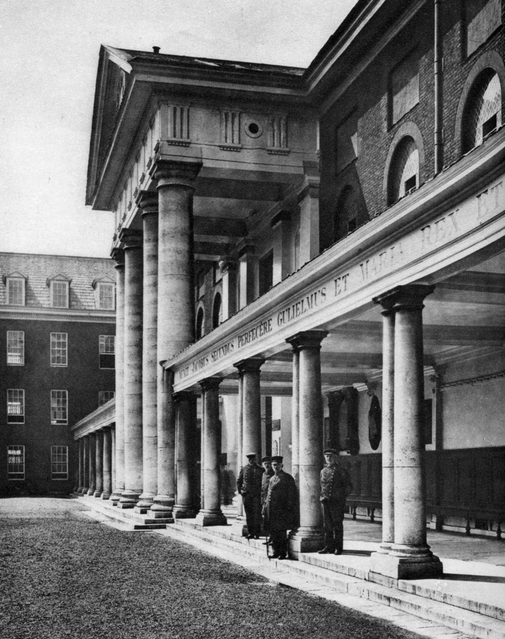 Emeryci w wielkim czworoboku szpitala Chelsea Royal, Londyn, 1926-1927. autorstwa Taylor