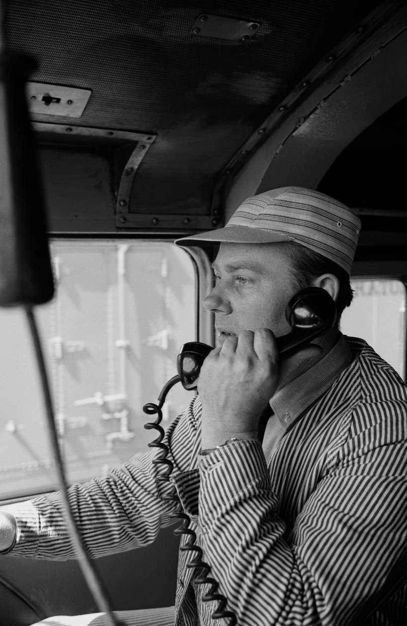 Charles Brockman, inżynier Great Northern Railroad, rozmawia przez radio z... autorstwa Ted Spiegel
