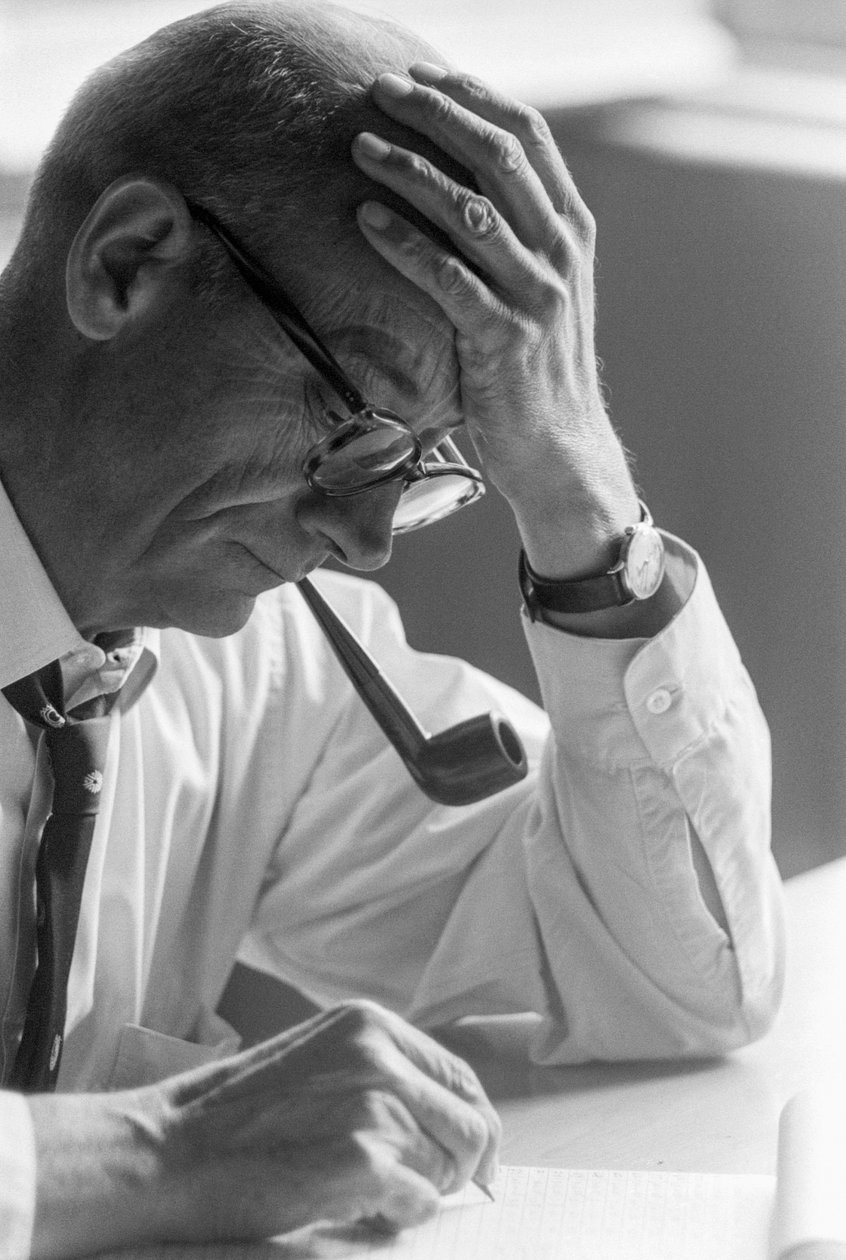 Dr Benjamín Viel, chilijski lekarz, studiuje dokument i pali fajkę. autorstwa Ted Spiegel