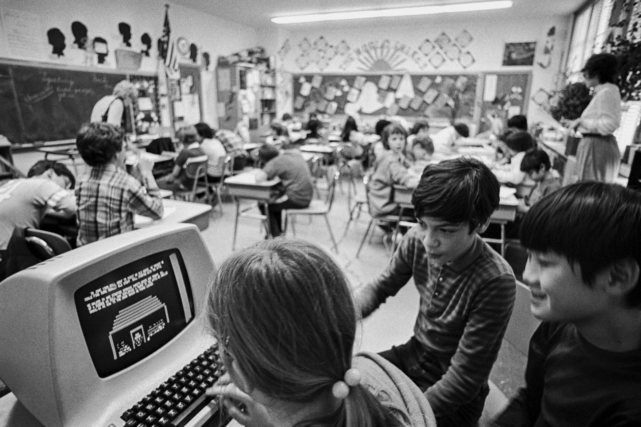 Programy edukacyjne finansowane przez Office of Technology Assessment, agencję federalną... autorstwa Ted Spiegel