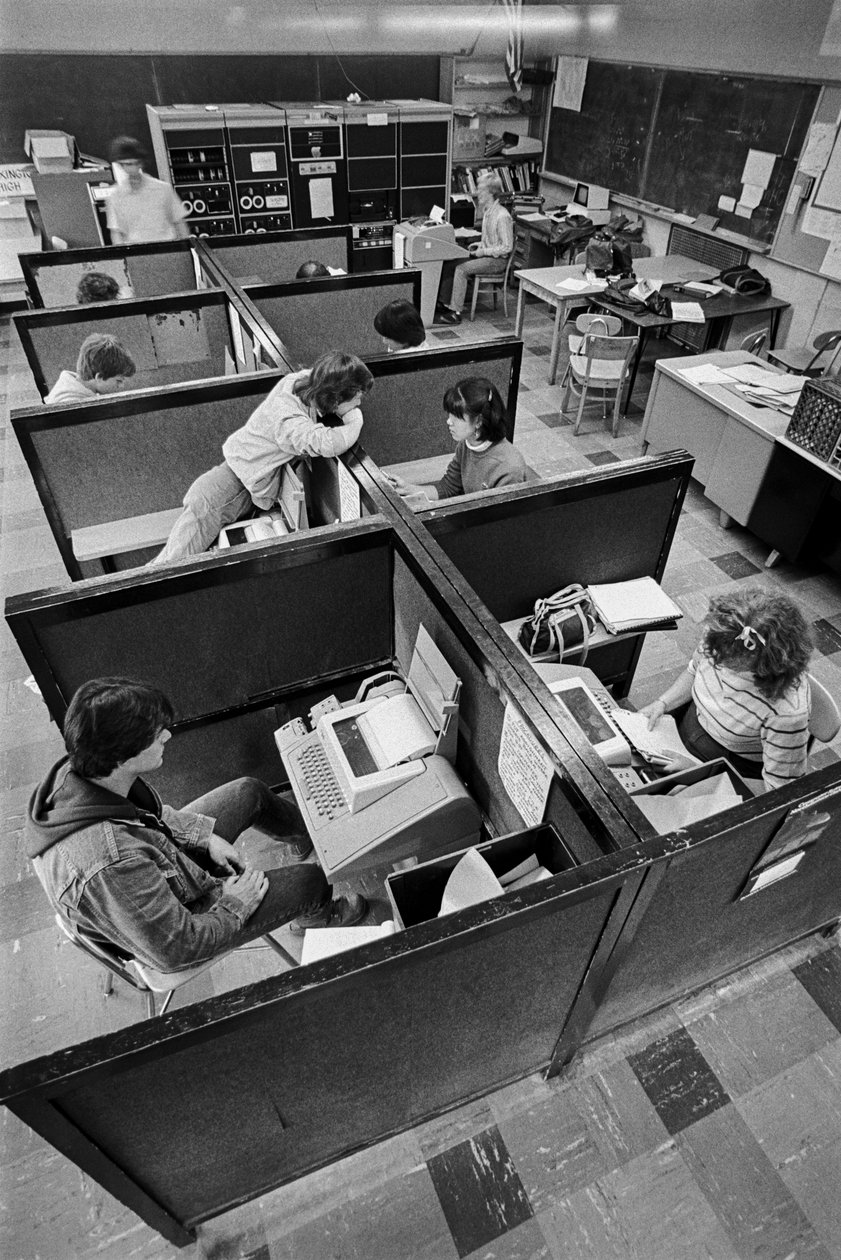 Programy edukacyjne finansowane przez Office of Technology Assessment, agencję federalną... autorstwa Ted Spiegel