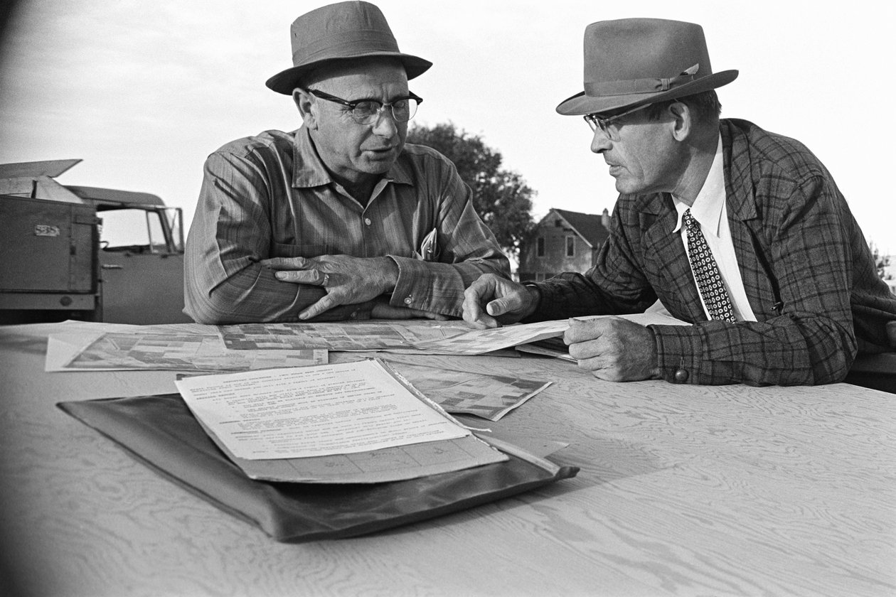 Rodzinny rolnik Ed Ker z A.M. Ker Ranch zajmuje się uprawą roślin... autorstwa Ted Spiegel
