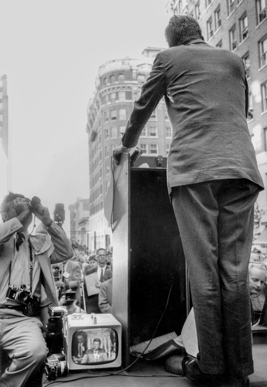John F. Kennedy wygłasza przemówienie podczas kampanii w Seattle, WA autorstwa Ted Spiegel