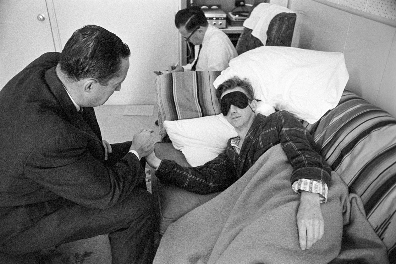 Pacjent z zaburzeniami psychicznymi poddawany terapii i eksperymentom psychofarmakologicznym autorstwa Ted Spiegel