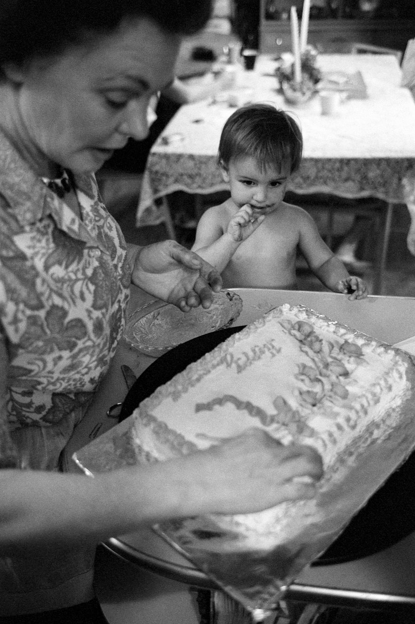 Mildred Cooper, kierowca ciężarówki, dekoruje tort urodzinowy dla jednego ze swoich wnuków. autorstwa Ted Spiegel