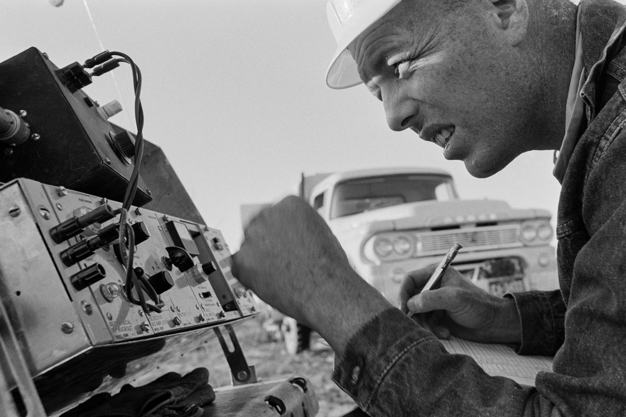 Mineralog bada dane w kopalni Morenci dla Phelps Dodge Smelter Douglas Arizona autorstwa Ted Spiegel