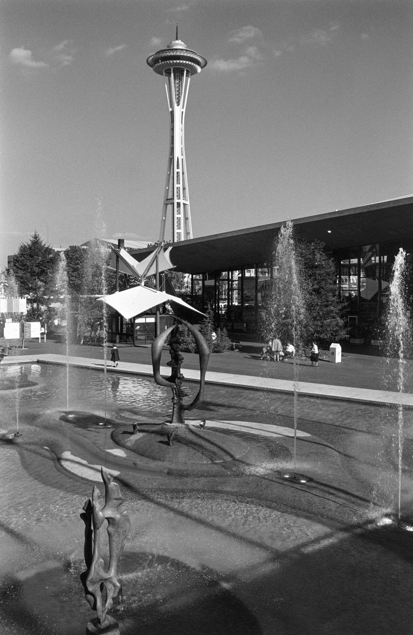 Basen, fontanna, rzeźba i Space Needle na Światowych Targach w Seattle autorstwa Ted Spiegel