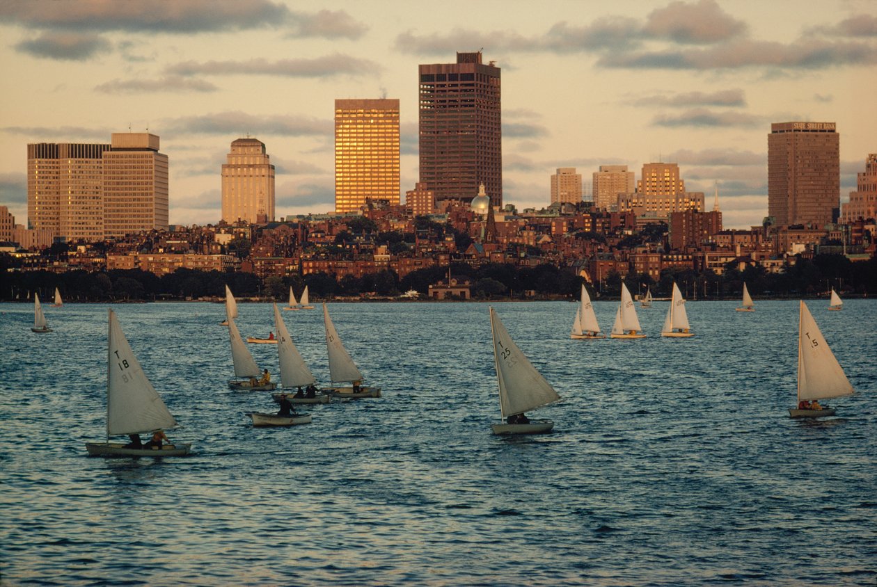 Żaglówki o zachodzie słońca w Charles River Basin, poniżej Beacon Hill. autorstwa Ted Spiegel