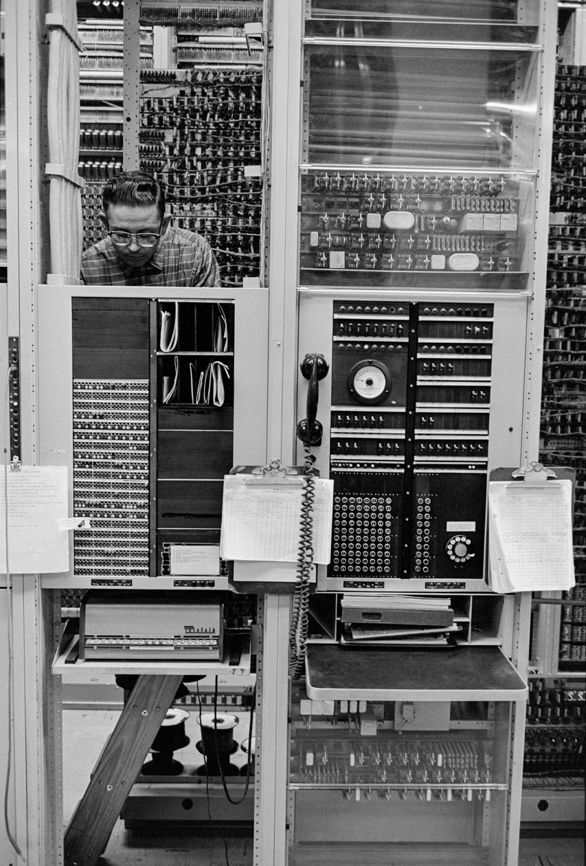 Konserwacja sprzętu telefonicznego w PacTel aka Pacific Telephone w Bellingham, ... autorstwa Ted Spiegel