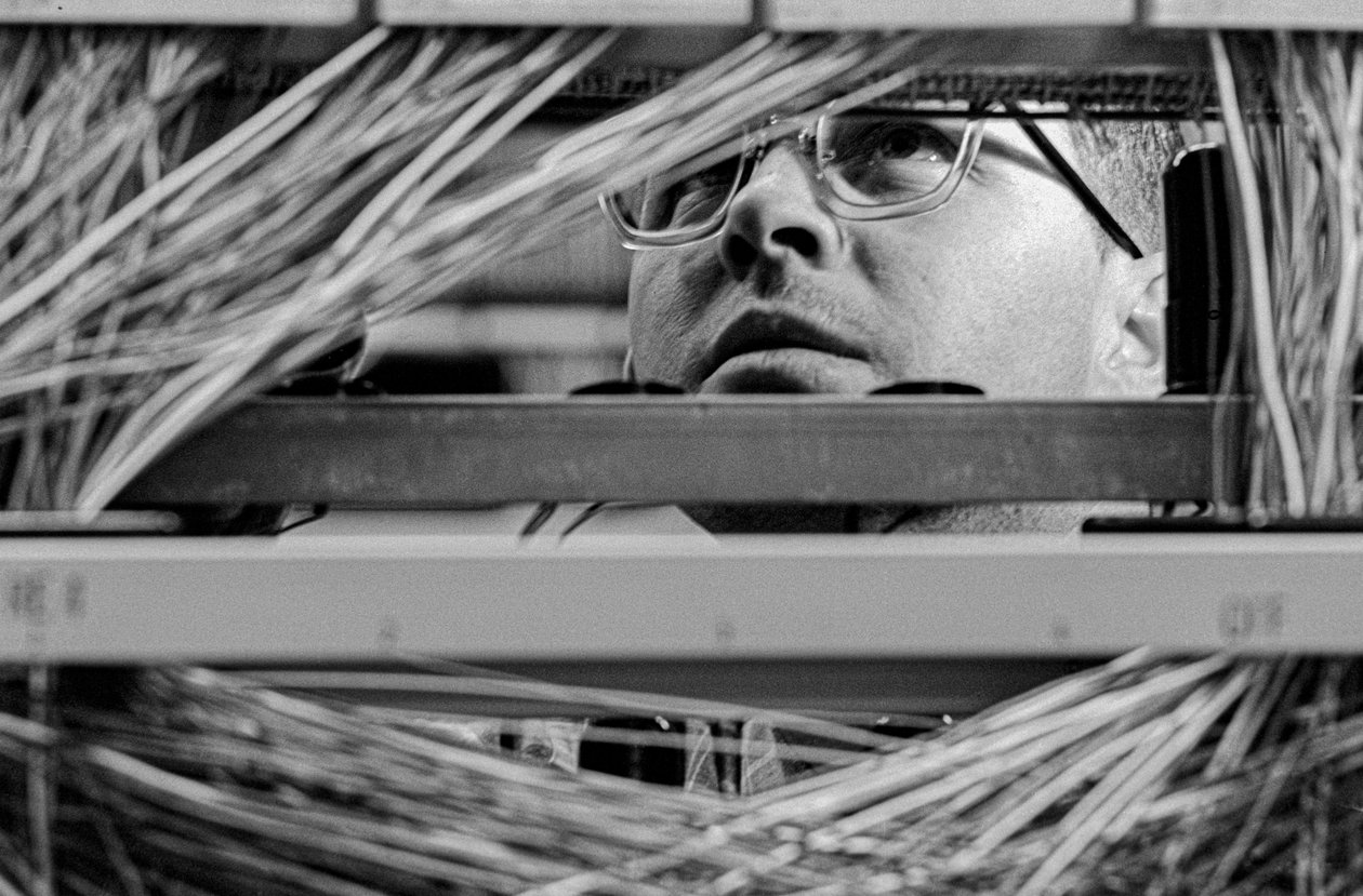 Konserwacja sprzętu telefonicznego w PacTel aka Pacific Telephone w Bellingham, ... autorstwa Ted Spiegel