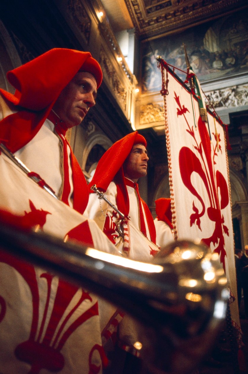 Trębacze grający podczas ceremonii, Florencja autorstwa Ted Spiegel