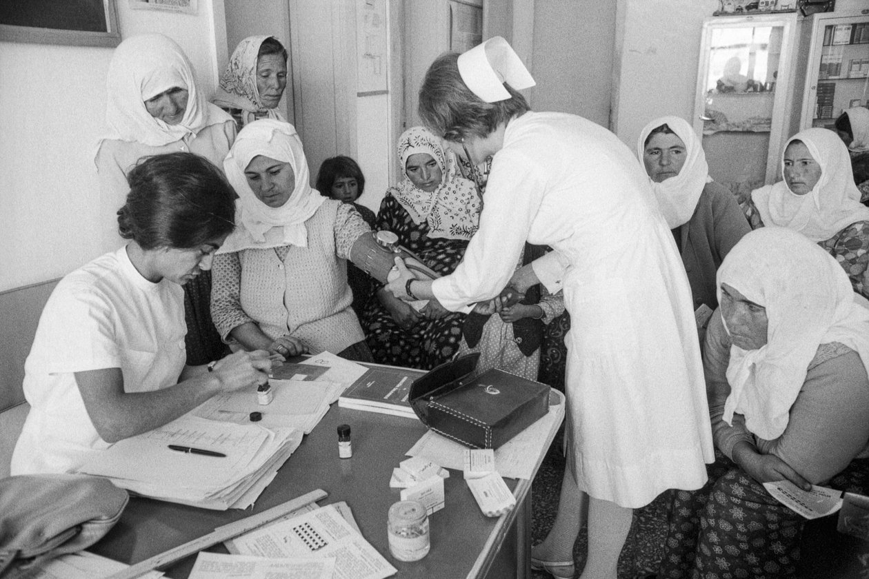 Tureckie kobiety odwiedzające klinikę są oceniane przez pracowników służby zdrowia. autorstwa Ted Spiegel