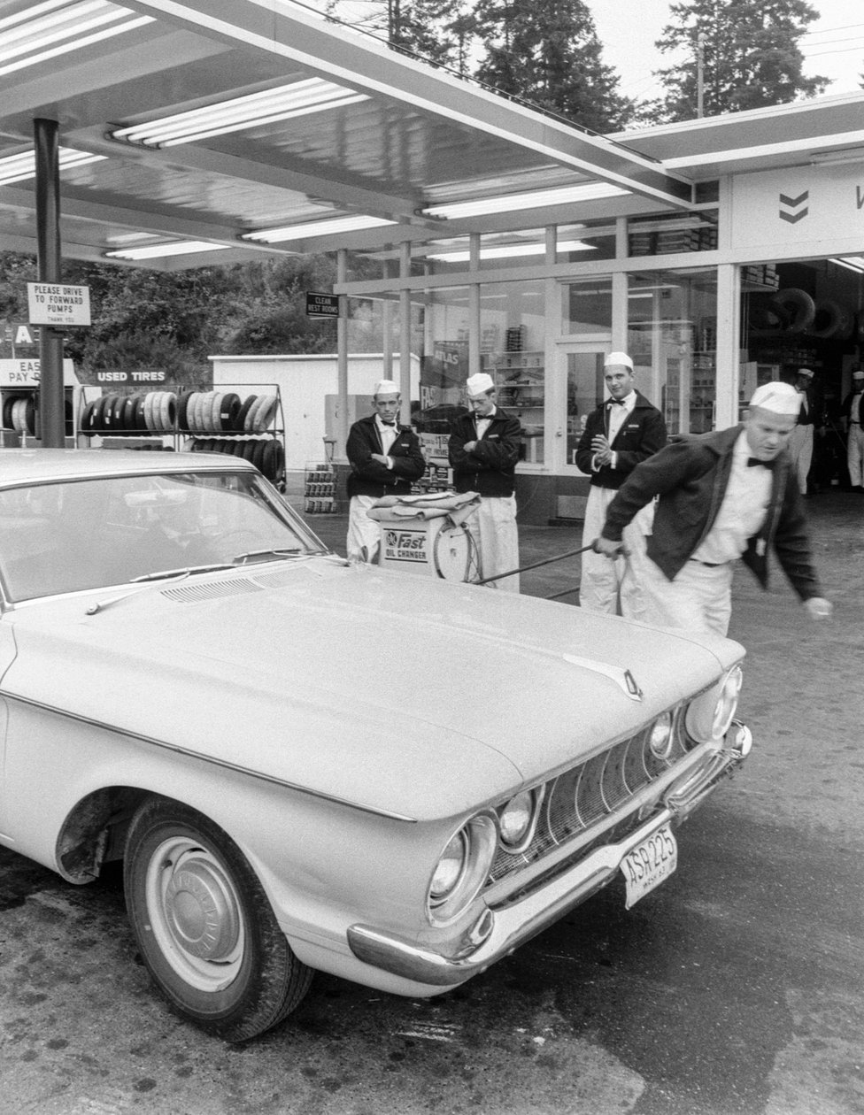 Młodzi mężczyźni szkolący się na pracowników stacji benzynowych na stacji Chevron autorstwa Ted Spiegel