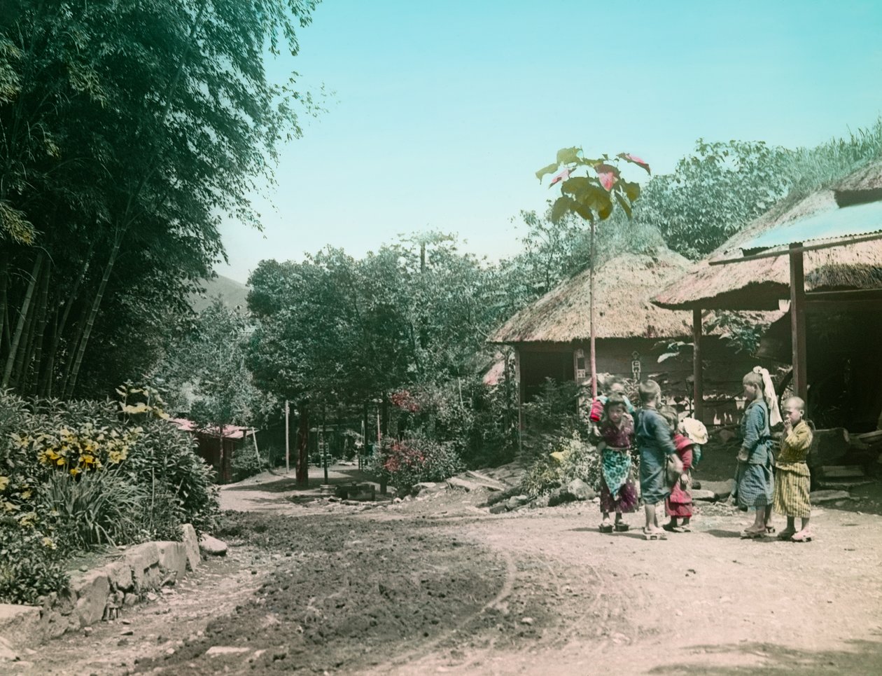 Dzieci bawiące się na ulicy przy drodze do Miyanoshita ok. 1900-1915 (zdjęcie) autorstwa Teijiro Takagi