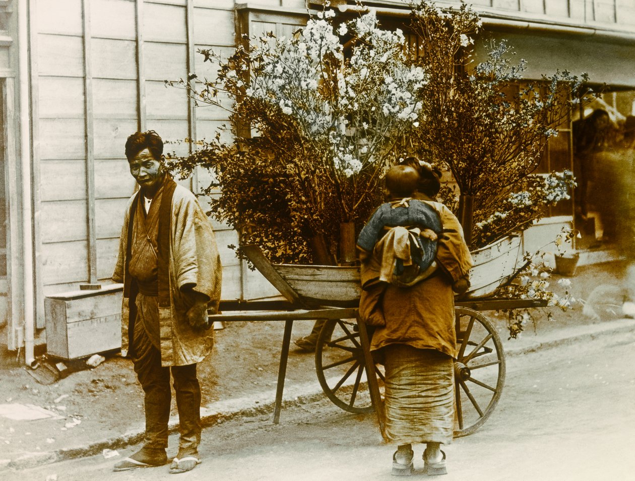 Wędrowny sprzedawca kwiatów na ulicach Tokio, około 1900-1915 (zdjęcie) autorstwa Teijiro Takagi