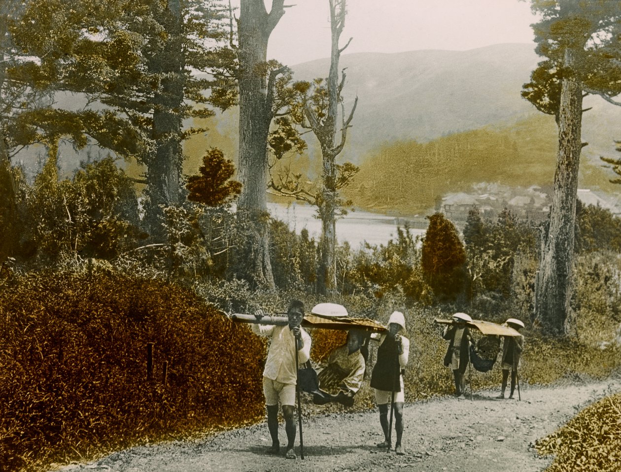 Japońska dziewczynka w Kago, region Hakone, około 1900-1915 (zdjęcie) autorstwa Teijiro Takagi